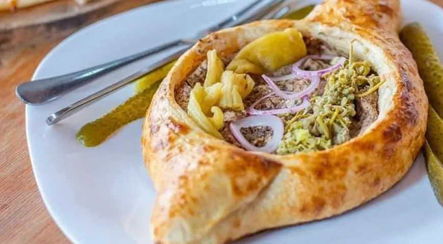 Хачапури лобиани по-аджарски с фасолью, маринованным перцем и джонджоли