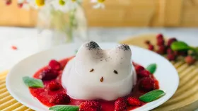 Паннакотики с земляничным соусом и мятой