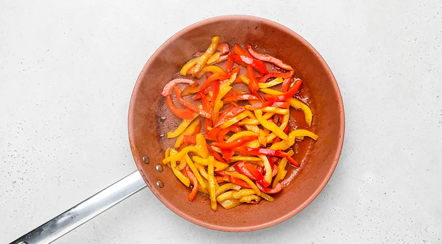 Салат с говядиной, болгарским перцем, помидорами и огурцами