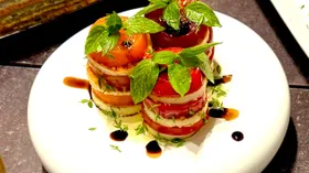 Закуска из разноцветных помидоров