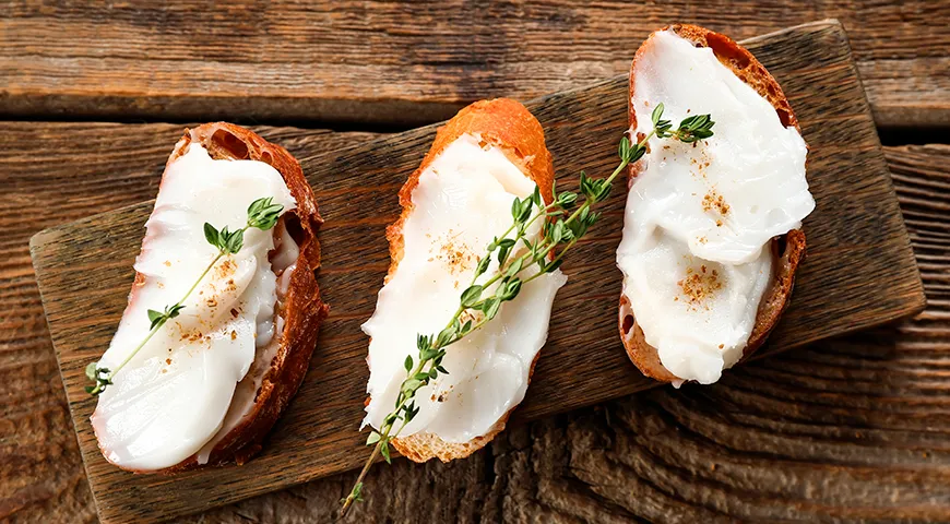 Свежесть свиного топленого жира определяется по плотности и однородности текстуры: продукт должен легко отделяться ложкой, оставаться пластичным, но не слишком мягким