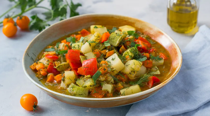 Рагу из кабачков с овощами и мясом. Овощное рагу Мишлен. Овощное рагу с брокколи. Овощное рагу Радуга вкуса. Картофельное рагу с овощами.