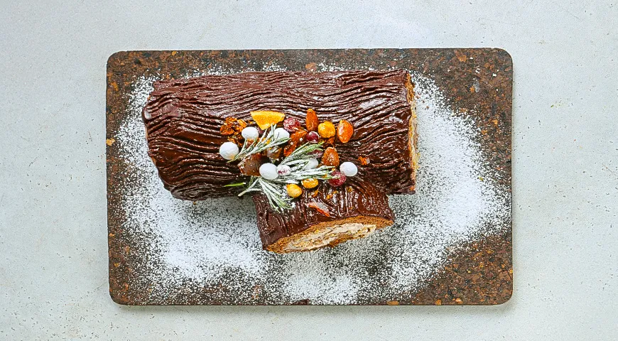 Шоколадное полено с фундуком
