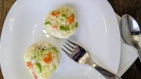 Паровой омлет с индейкой, цукини и сердечками из моркови