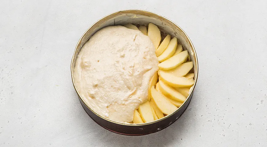 Манник на кефире с яблоками по-домашнему