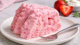 «Салат с икрой», который и не салат, и не с икрой: в Сети пробуют повторить странный десерт из прошлого