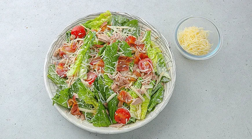 Салат с тунцом и беконом