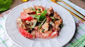 Салат с томатом, куриным филе и чесночными стрелками