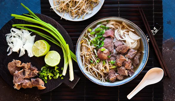 Как сварить культовый азиатский суп фо бо у себя на кухне