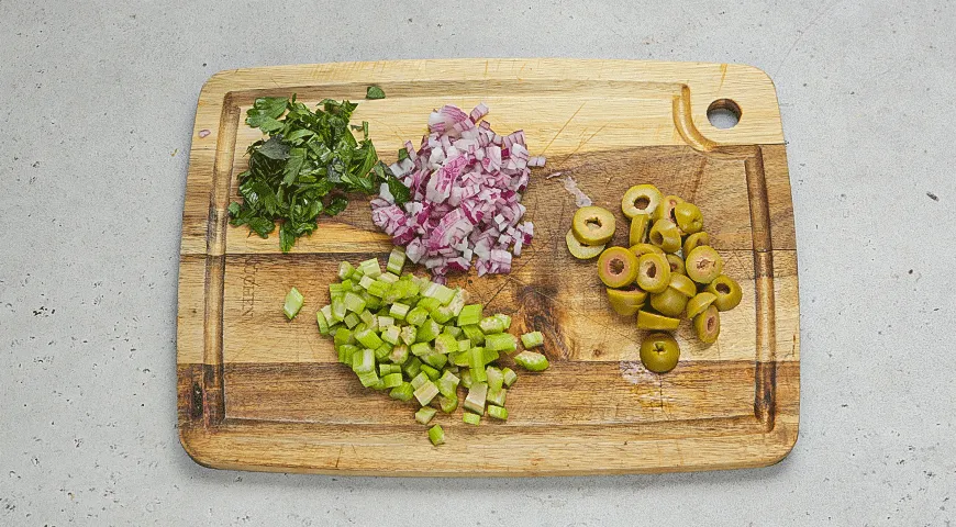 Салат из кальмаров с оливками и сельдереем