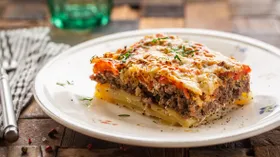 Картофельная запеканка с фаршем и овощами под сыром