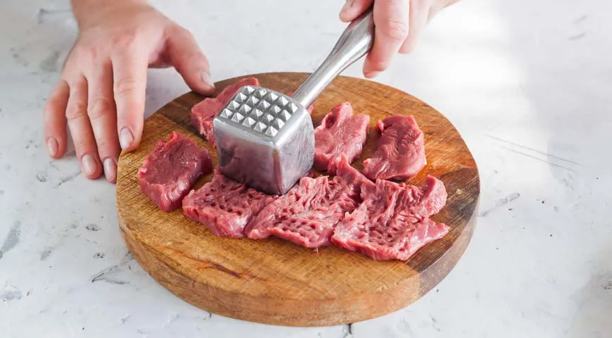 Мясо и кусочки теста. Для отбивания мяса. Нарезанное мясо. Для отбивания порционных кусков мяса.