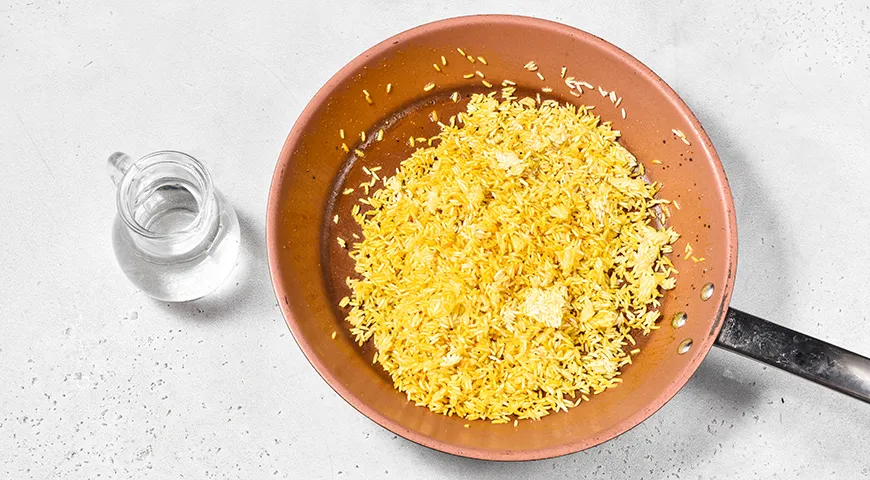 Куриные рулетики с плавленым сыром и зеленью на сковороде