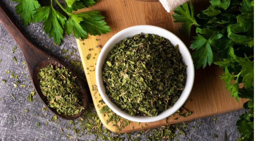 Для приготовления настоя подойдет как свежая, так и сушеная петрушка