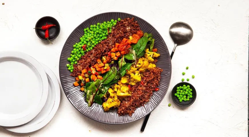 Боул из цветной капусты с куркумой, рисом и овощами