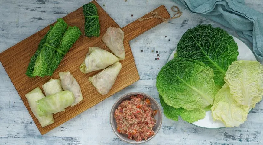 Голубцы из молодой капусты фото. Как завернуть голубцы. Голубы из бумаги. Голубцы из свежей капусты пошаговый. Как заворачивать голуюец.