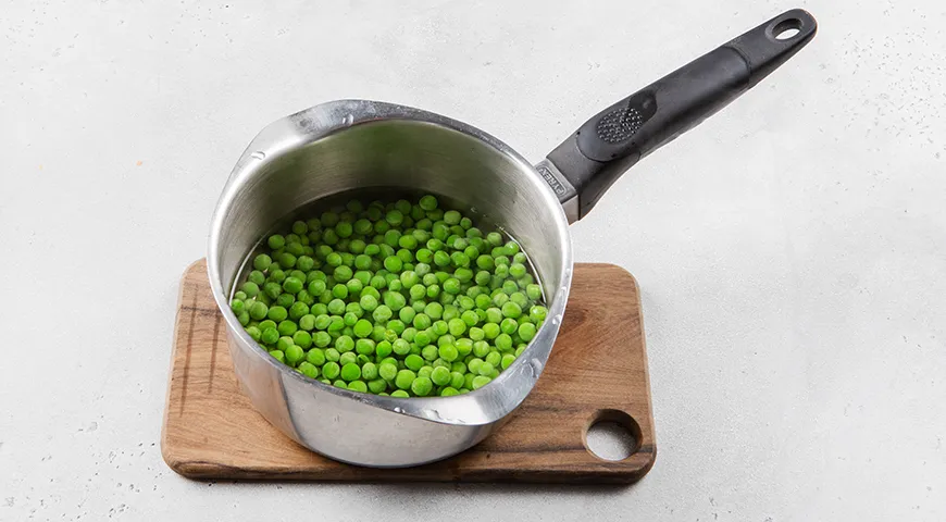 Селедка под шубой с зеленым горошком