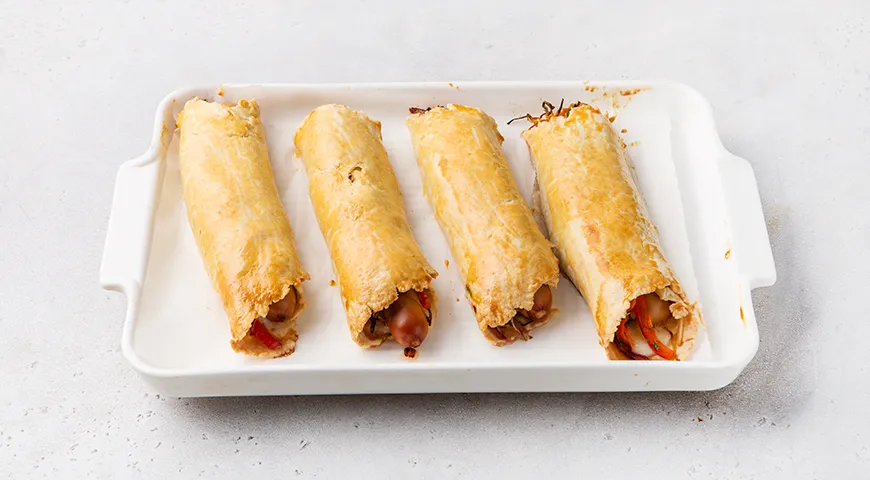 Сосиски в тесте, с овощами и сыром