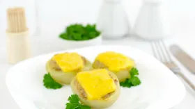 Запеченный лук с мясной начинкой