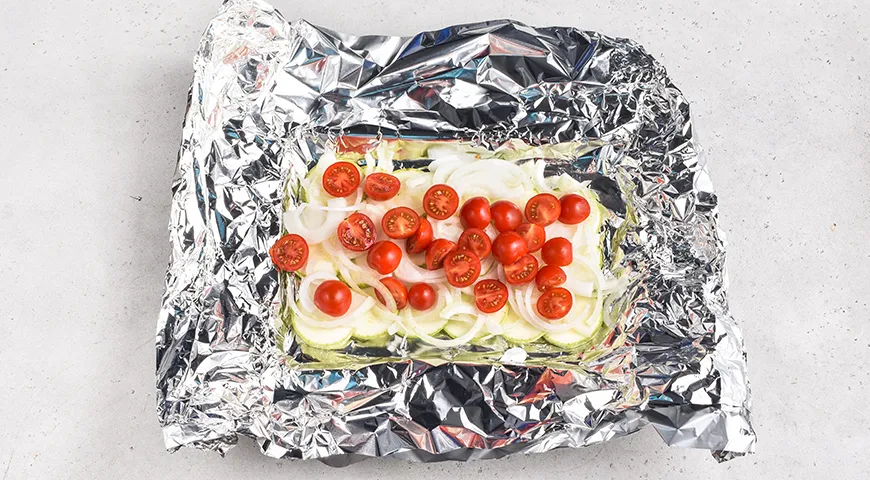 Лещ, запеченный целиком в фольге в духовке