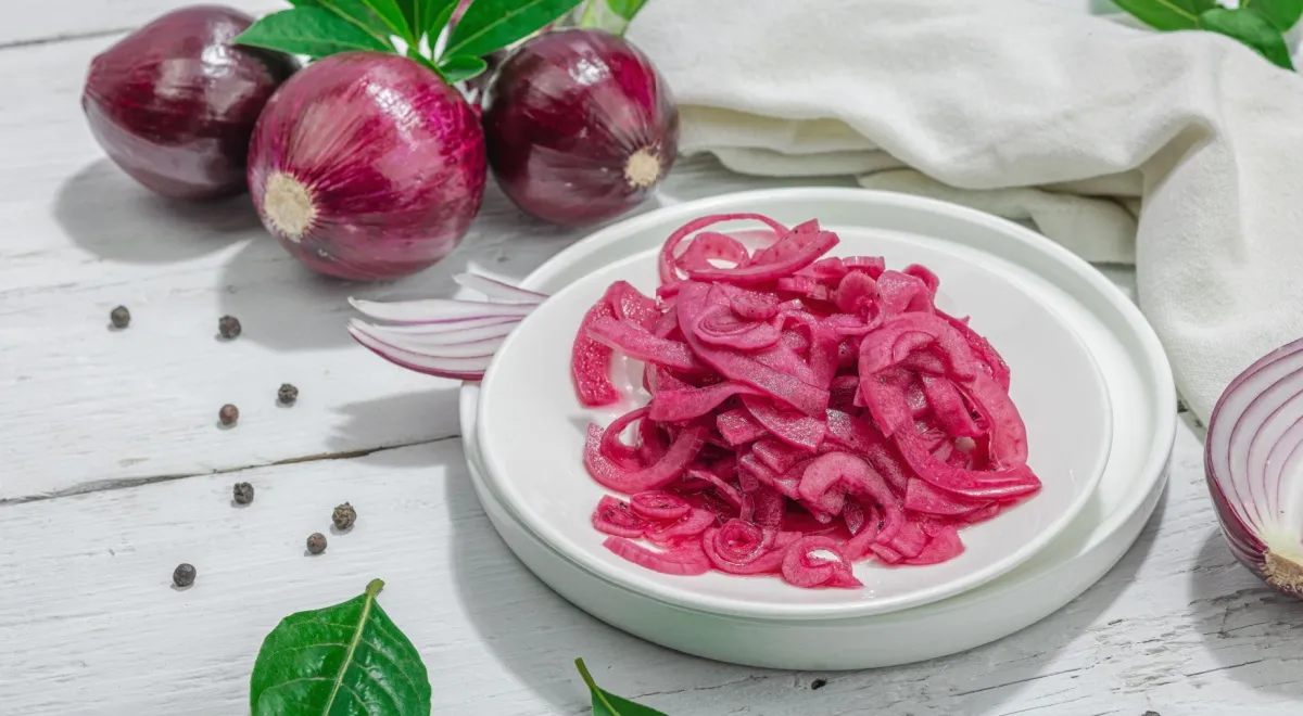 Маринованный лук с уксусом и гвоздикой