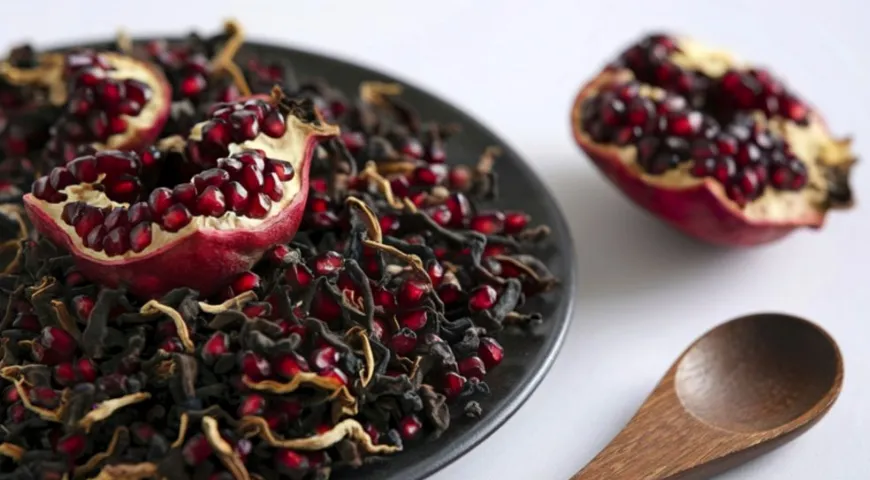 Гранатовый чай на основе лепестков черного чая содержит кофеин: его избыточное употребление может повысить давление и перевозбудить нервную систему