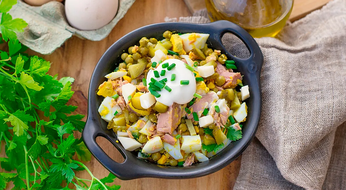 Салат с тунцом и зеленым горошком