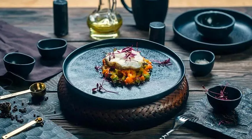 Запеченный стейк из макруруса с овощным соте