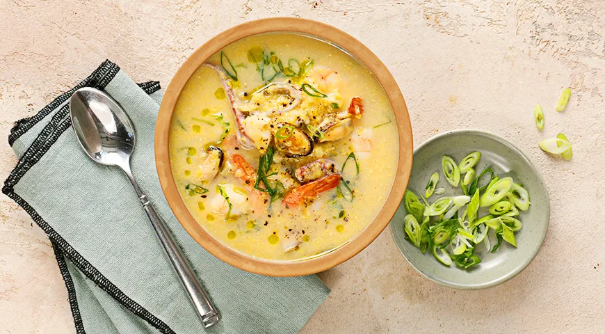 Суп с морским коктейлем, кукурузой и креветками
