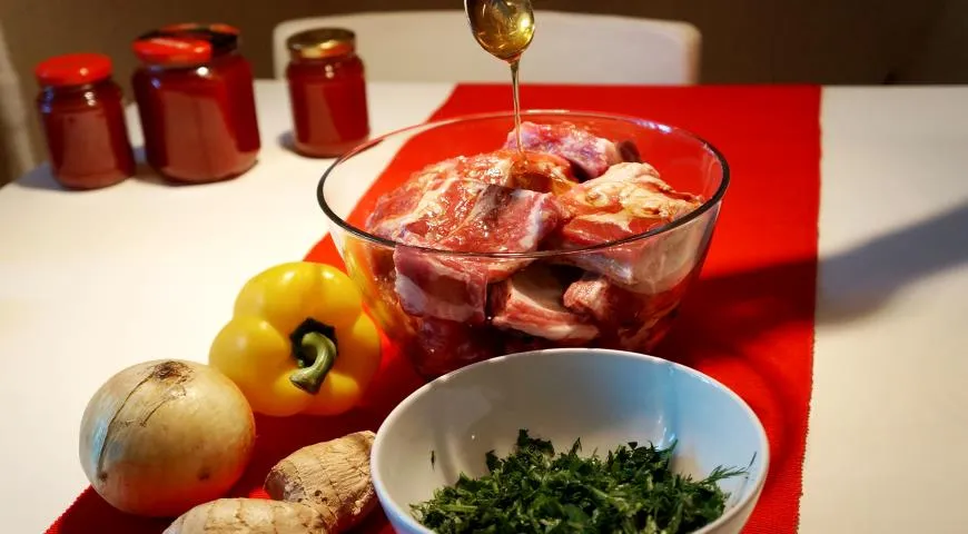 Рецепт свиных ребрышек с ароматными травами и болгарским перцем