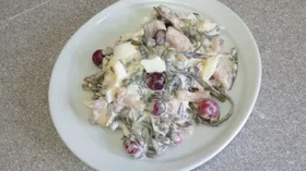 Салат с селёдкой, морской капустой и клюквой