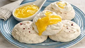 Меренги с розовым перцем и заварным кремом из маракуйи