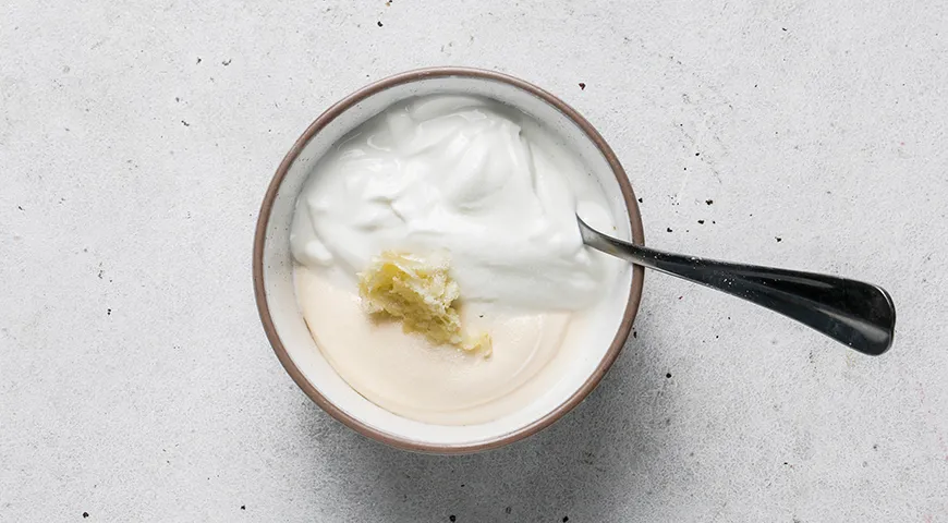 Салат с морковью, сыром, яйцами и чесноком