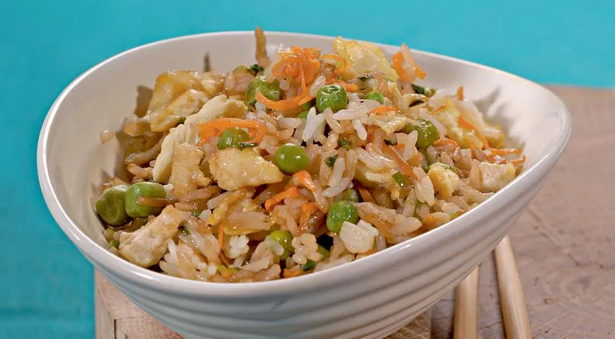 Жареный рис с курицей по-китайски – кулинарный рецепт