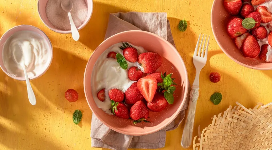 Сладкую клубнику лучше есть как десерт — с йогуртом или сливками