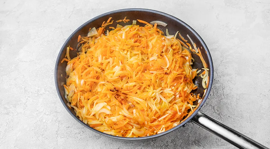 Перловая каша с тушенкой на сковороде