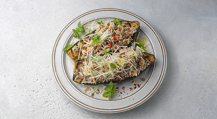 Запеченный баклажан с фаршем и перцем