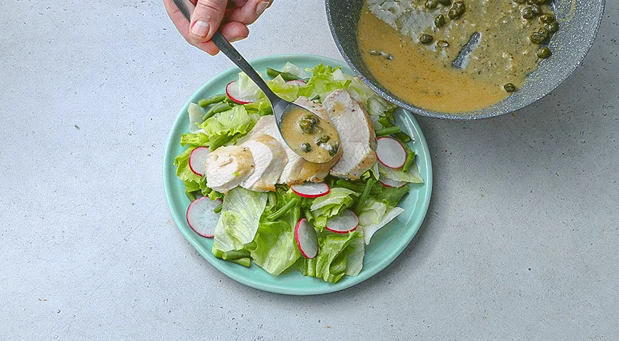 Теплый салат с курицей и каперсами