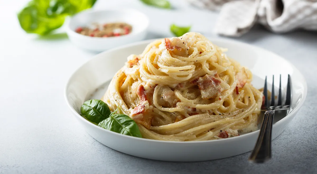 Приготовление вкусной пасты. Паста карбонара. Ужин паста карбонара. Спагетти карбонара со сливками. Макароны в итальянском стиле.