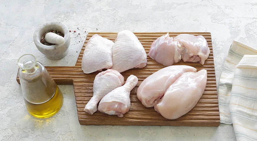 Курицу с грибами на сковороде можно приготовить из ее отдельных частей