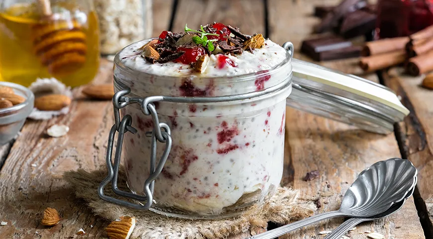 Ленивая овсянка в банке удобна тем, что ее можно приготовить с вечера и убрать в холодильник