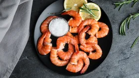 Салат, паэлья, гриль: что вкусного приготовить с креветками