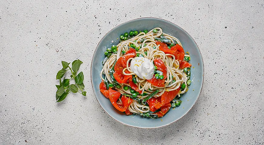 Весенняя паста с копченым лососем