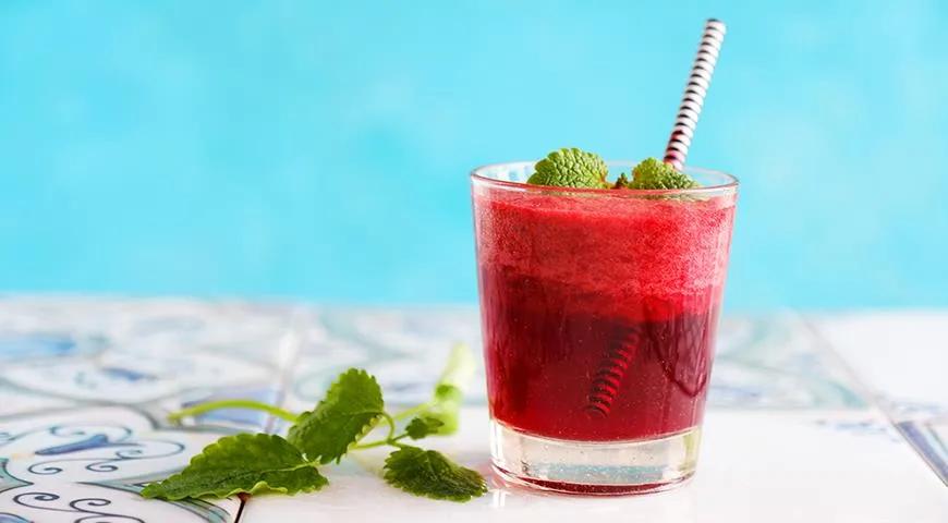 Рецепт Вишневый лимонад, поданный с мелиссой