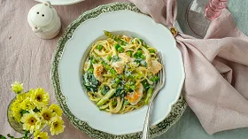 Весенние спагетти с куриной грудкой, шпинатом и спаржей
