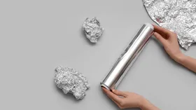 Правильная сторона — блестящая или матовая? Эксперт развеяла главный миф о фольге