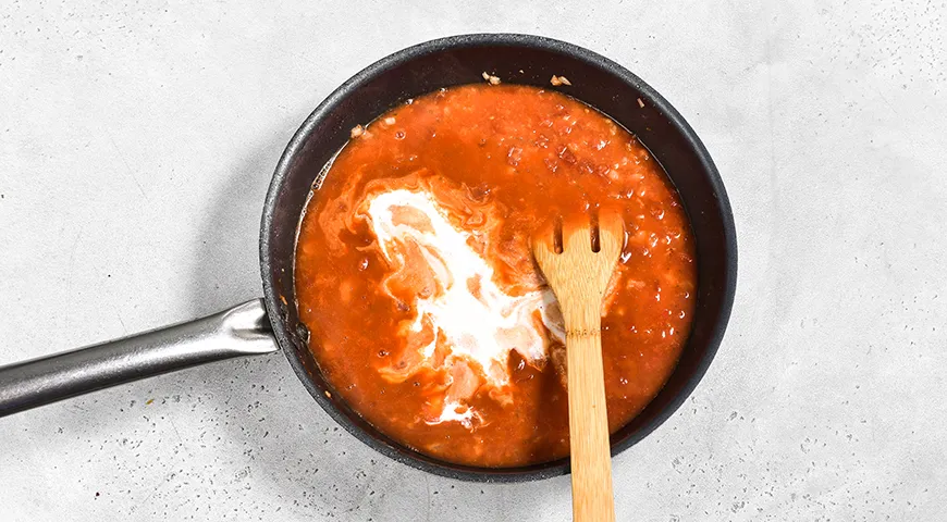 Куриные ножки в томатно-сметанном соусе на сковороде