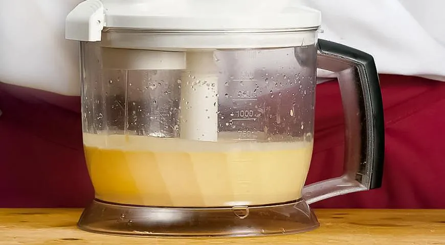 Если добавить в бешамель правильное количество сливочного масло, то он может храниться в холодильнике до 2 дней