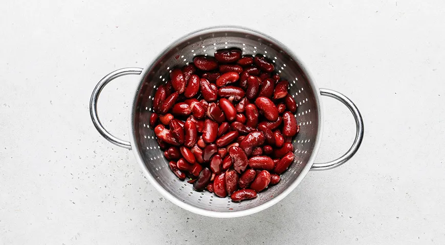 Салат с фасолью, помидорами и сыром