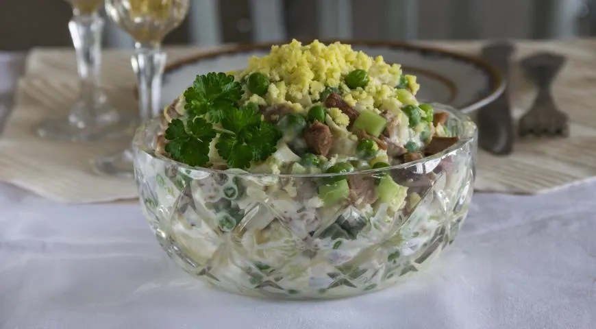 Самые разные оливье, с курицей, ветчиной, форелью, раковыми шейками, в виде торта и ролла